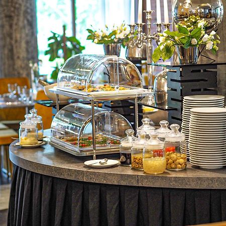 Willa Port โอสโตรดา ภายนอก รูปภาพ A buffet at a hotel