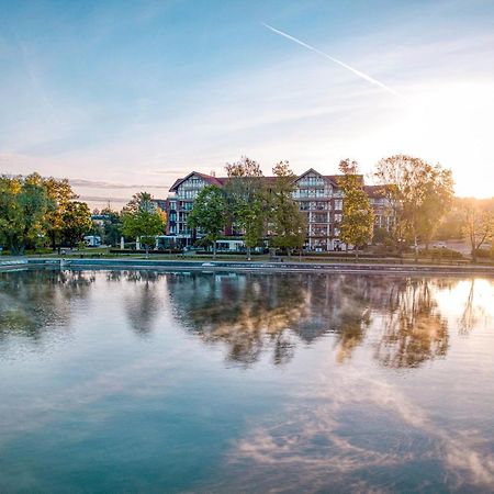 Willa Port โอสโตรดา ภายนอก รูปภาพ The lake at the campus of the University of Applied Sciences and Medical University of Southern Tyrol