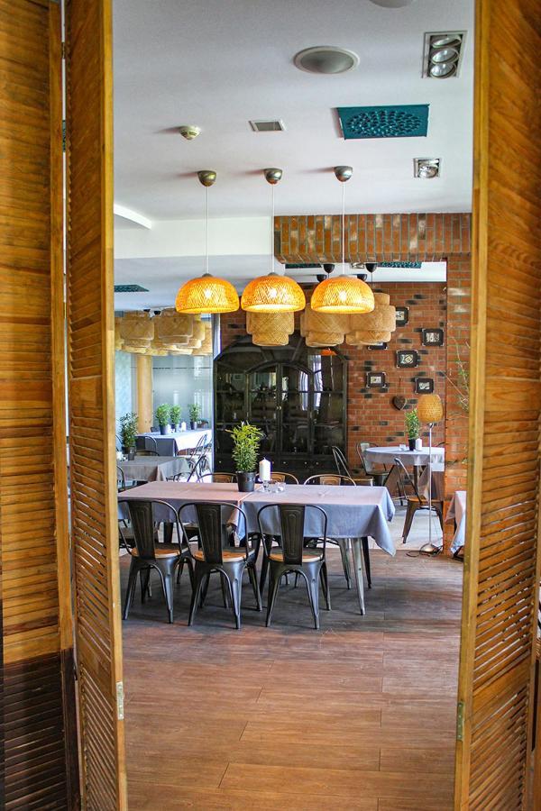 Willa Port โอสโตรดา ภายนอก รูปภาพ Restaurant in the hotel