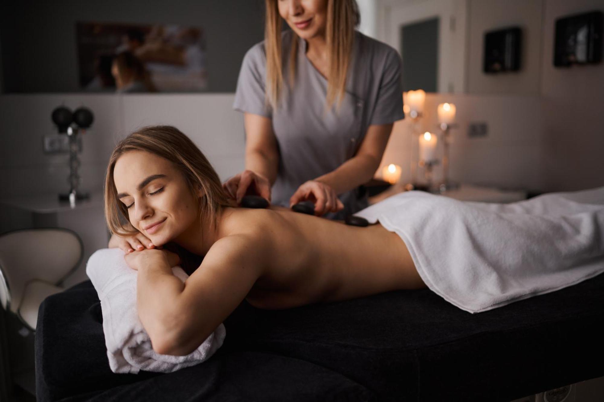 Willa Port โอสโตรดา ภายนอก รูปภาพ A woman receiving a hot stone massage
