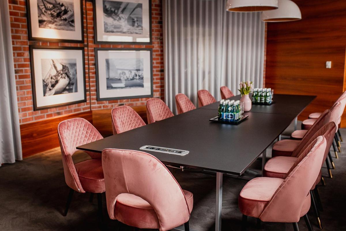 Willa Port โอสโตรดา ภายนอก รูปภาพ The boardroom at the 1960s building