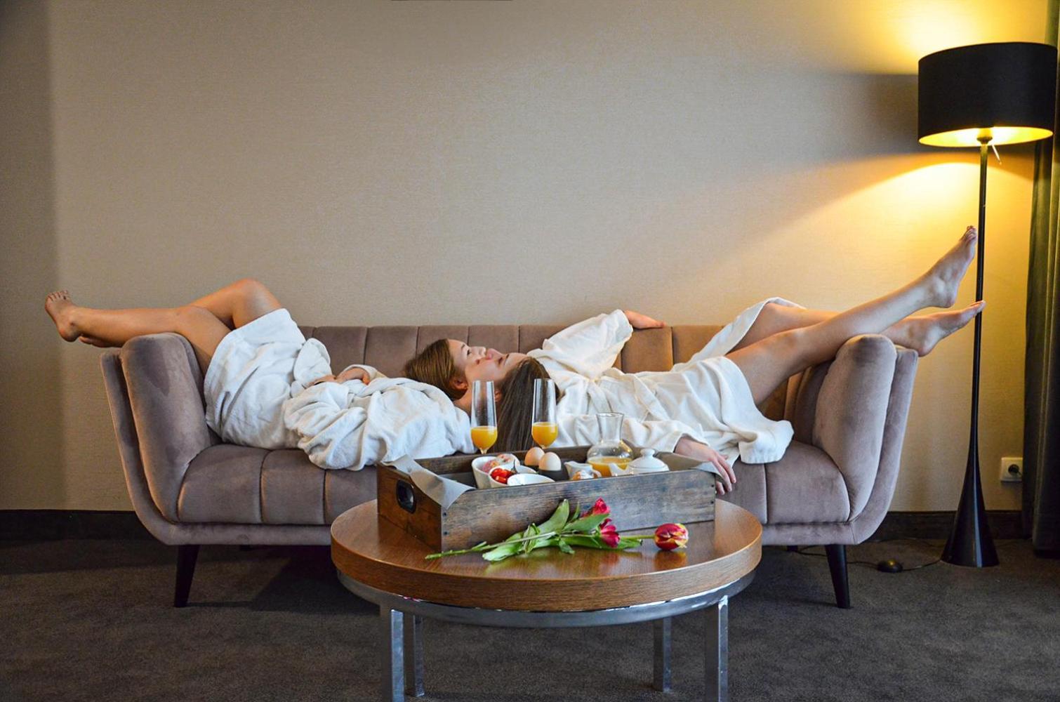 Willa Port โอสโตรดา ภายนอก รูปภาพ A woman relaxing at a spa