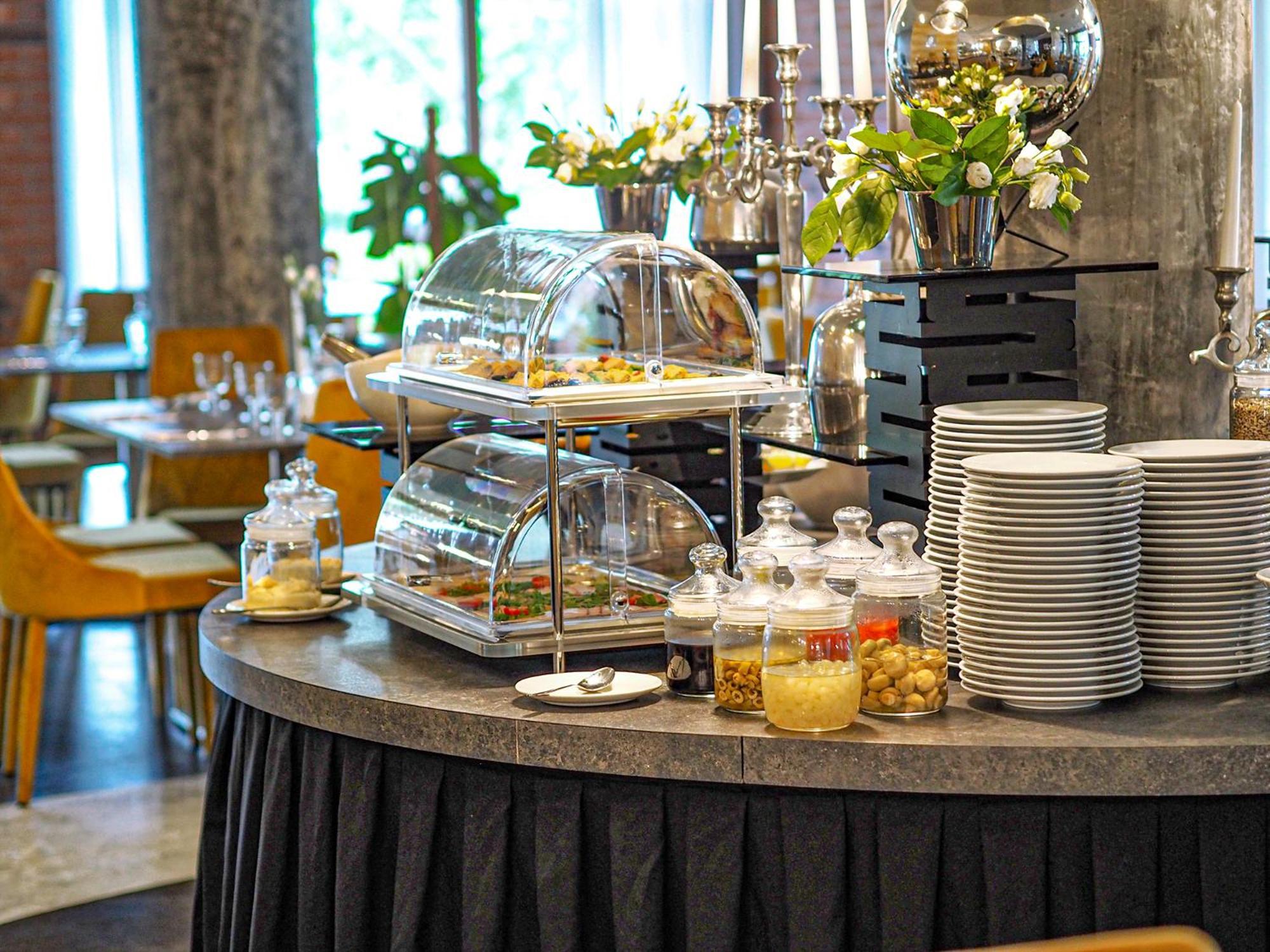 Willa Port โอสโตรดา ภายนอก รูปภาพ A buffet at a hotel