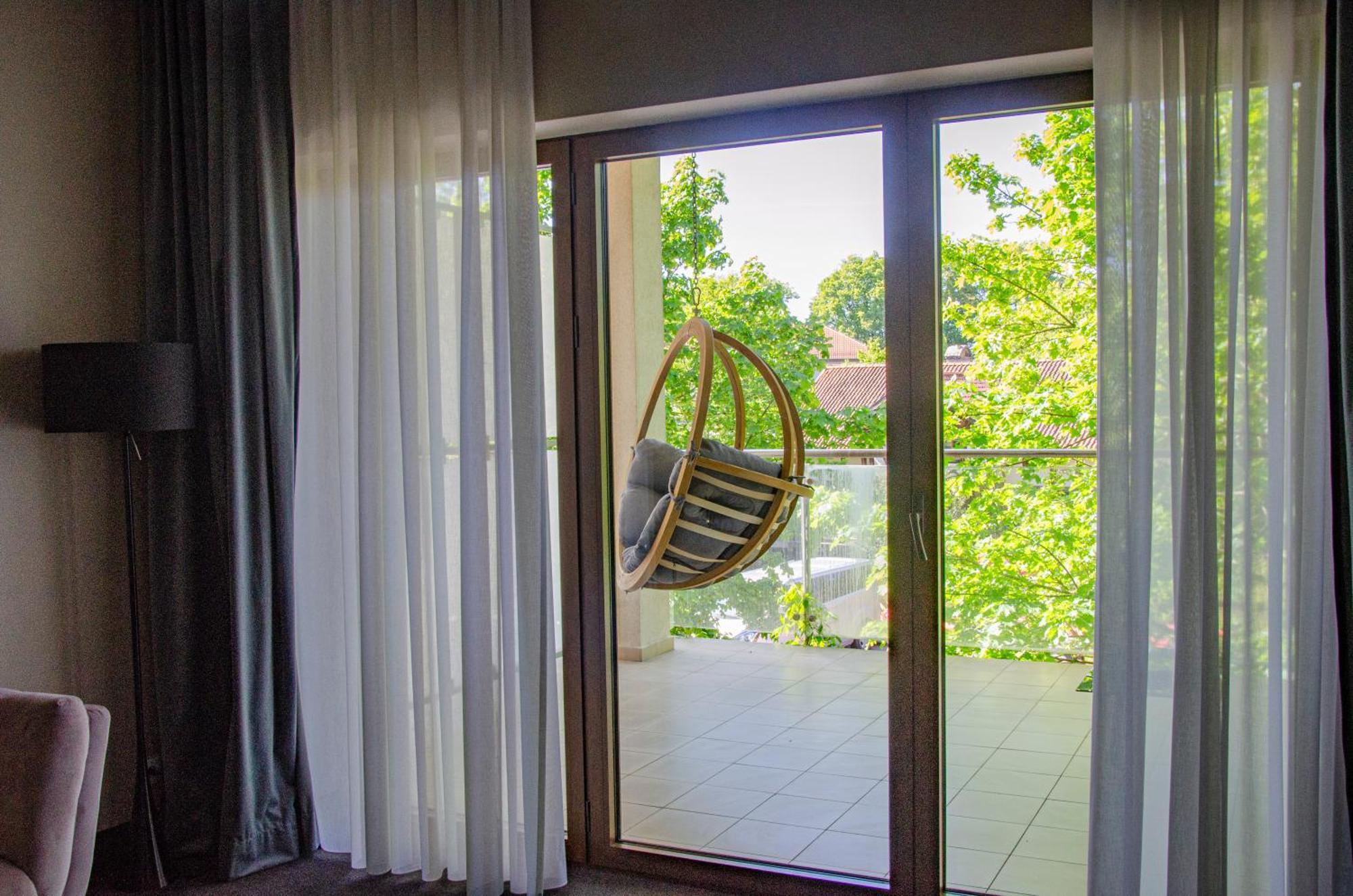 Willa Port โอสโตรดา ภายนอก รูปภาพ A hanging chair