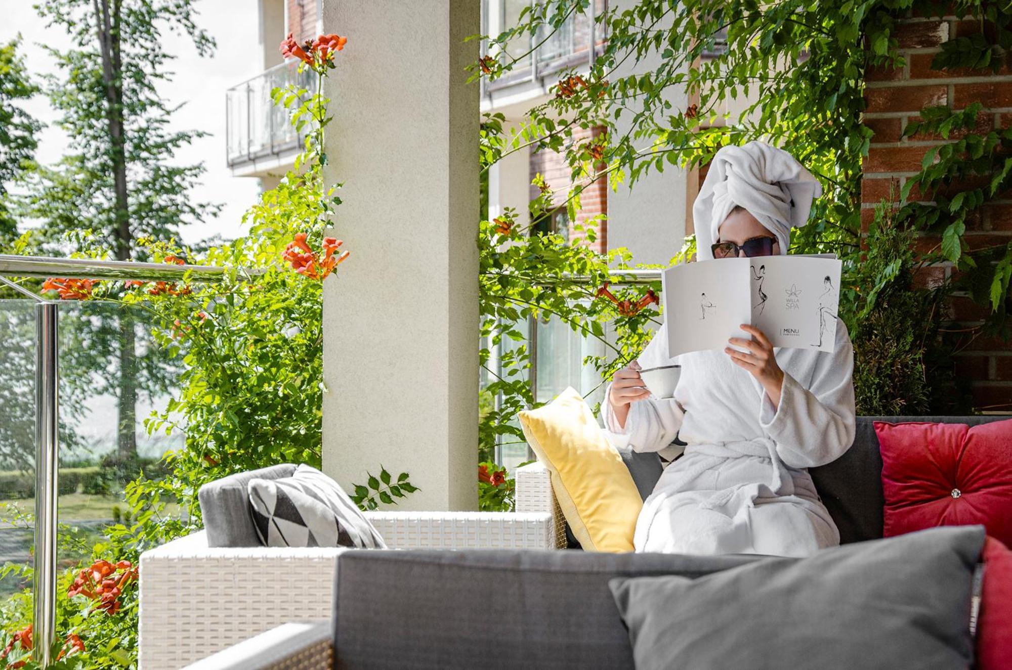 Willa Port โอสโตรดา ภายนอก รูปภาพ A woman relaxing at the spa