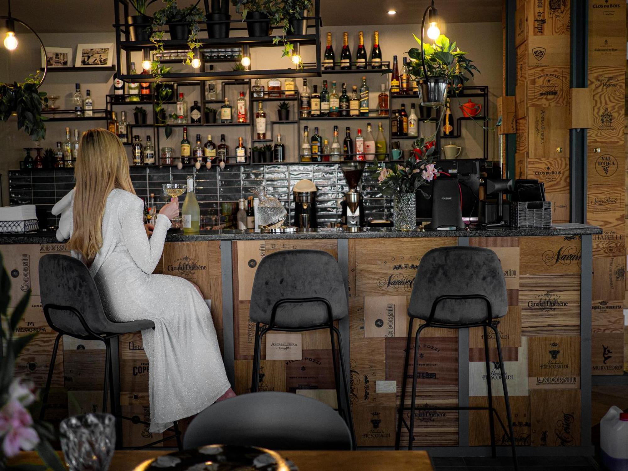 Willa Port โอสโตรดา ภายนอก รูปภาพ A woman sitting at a bar