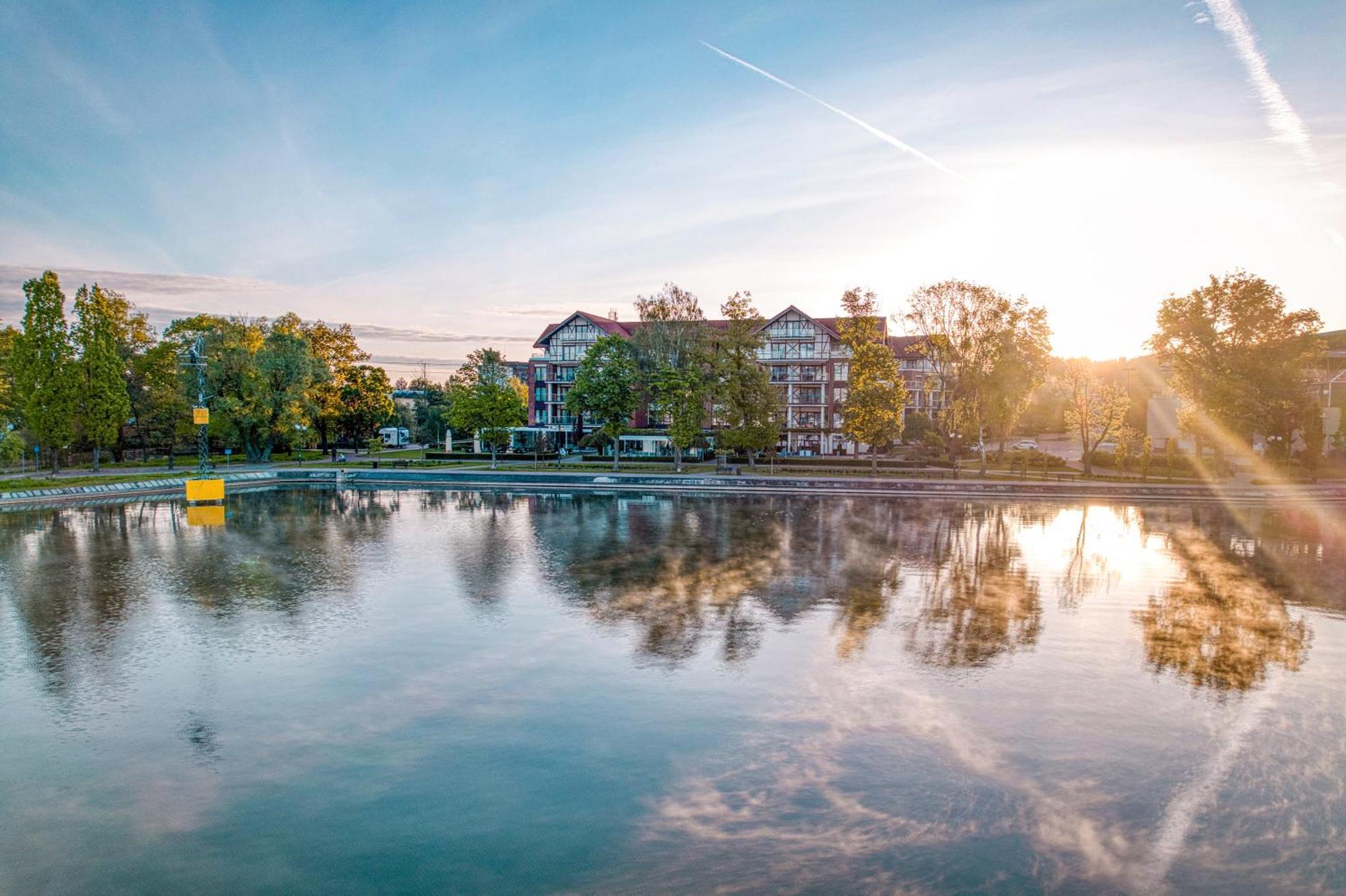 Willa Port โอสโตรดา ภายนอก รูปภาพ The lake at the campus of the University of Applied Sciences and Medical University of Southern Tyrol