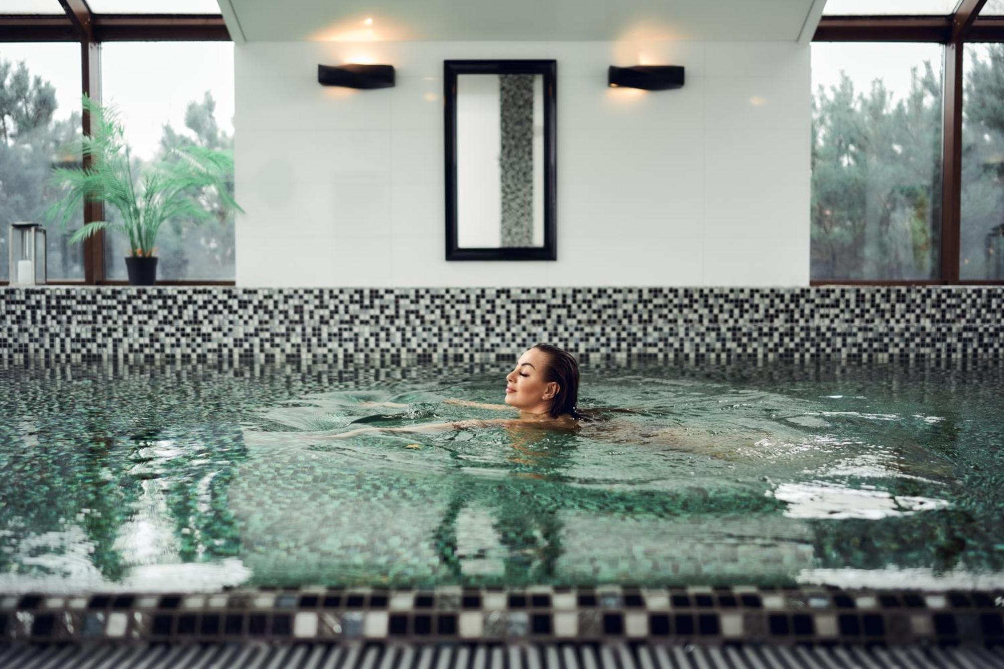 Willa Port โอสโตรดา ภายนอก รูปภาพ A woman swimming in a pool