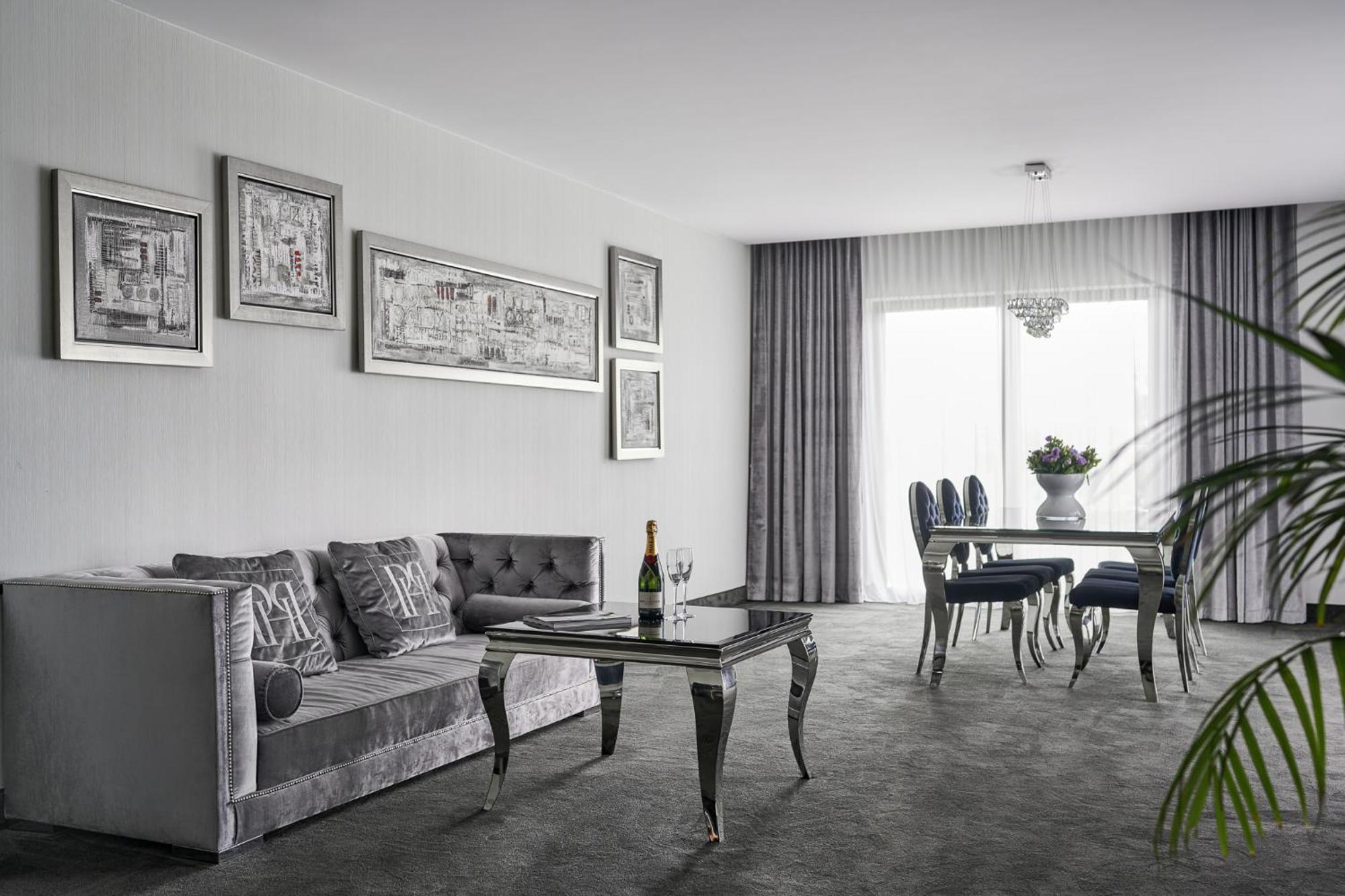 Willa Port โอสโตรดา ภายนอก รูปภาพ A living room with a carpet floor