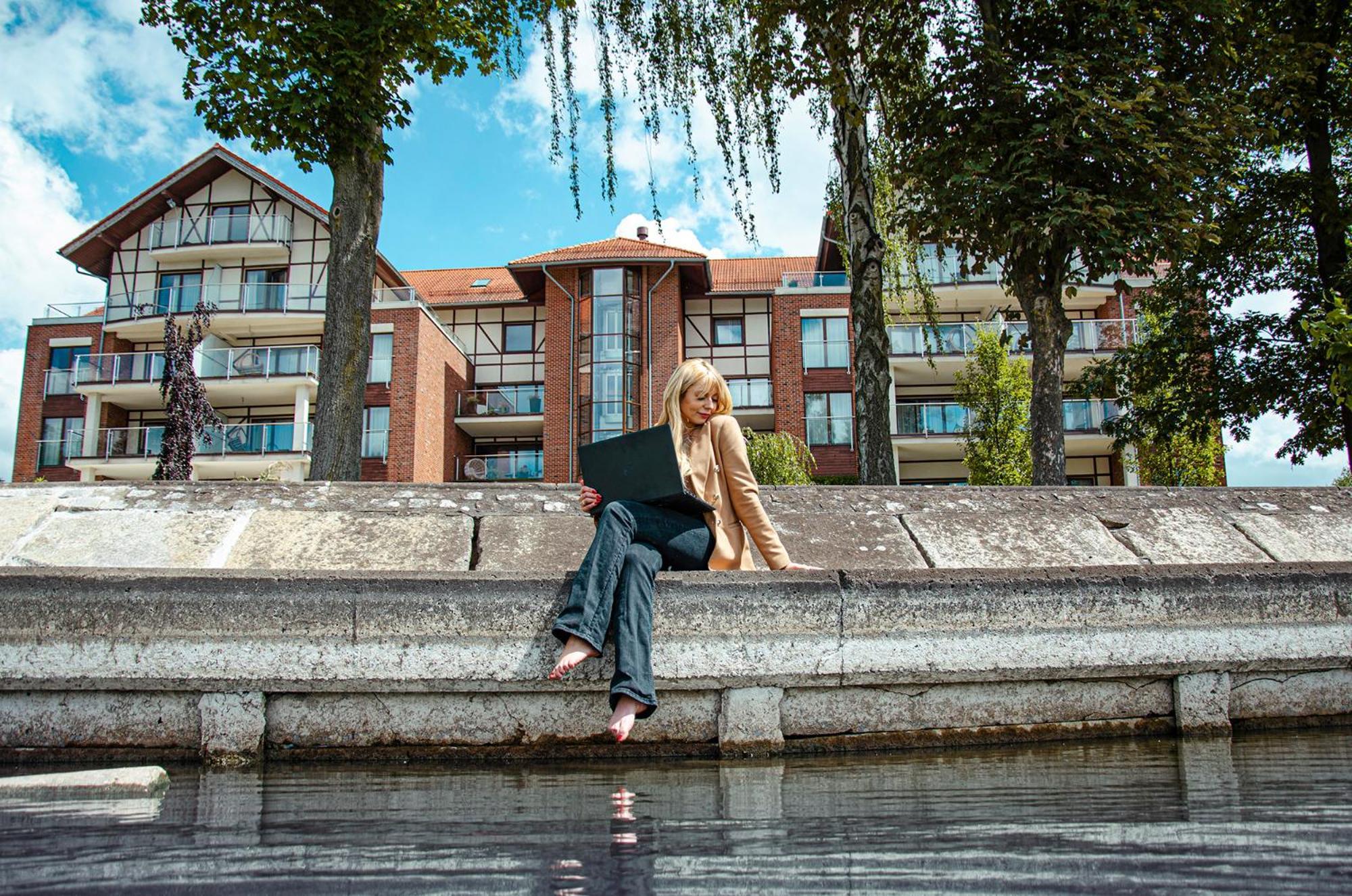Willa Port โอสโตรดา ภายนอก รูปภาพ A student studying at the University of Kent